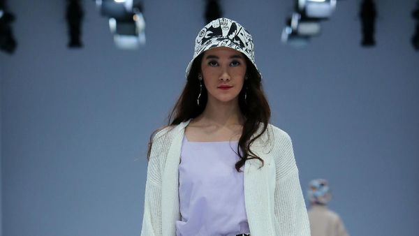 10 Koleksi Monokrom Hinga Penuh Warna Cotton Ink di JFW 2021
