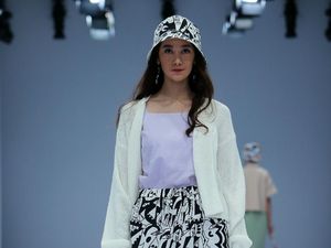 10 Koleksi Monokrom Hinga Penuh Warna Cotton Ink di JFW 2021 10 Koleksi Monokrom Hinga Penuh Warna Cotton Ink di JFW 2021