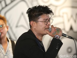 Tangis Haru Andika Kembali Tampil Bersama Kangen Band di Konser Vertikal