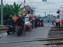 Ngeri! Lampu Bangjo Ini Bikin Pengendara Berhenti di Tengah Rel KA