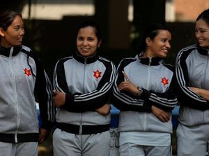 Langgar Tabu, Tentara Perempuan Nepal Tangani Jenazah Korban COVID-19