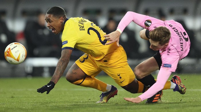 LINZ, AUSTRIA - DECEMBER 03: Steven Bergwijn of Tottenham Hotspur is fouled by Philipp Wiesinger of LASK and a penalty is later awarded during the UEFA Europa League Group J stage match between LASK and Tottenham Hotspur at Linzer Stadion on December 03, 2020 in Linz, Austria. Sporting stadiums around Austria remain under strict restrictions due to the Coronavirus Pandemic as Government social distancing laws prohibit fans inside venues resulting in games being played behind closed doors. (Photo by Alexander Hassenstein/Getty Images)
