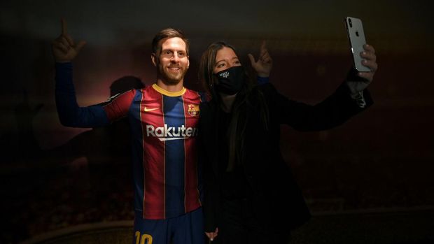 A picture shows a wax statue of Barcelona's Argentinian forward Lionel Messi during the inauguration of the remodeled Wax Museum in Barcelona on December 3, 2020. (Photo by LLUIS GENE / AFP)