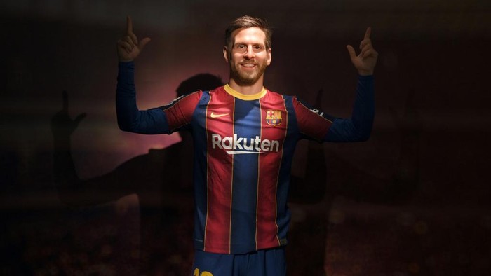 A picture shows a wax statue of Barcelonas Argentinian forward Lionel Messi during the inauguration of the remodeled Wax Museum in Barcelona on December 3, 2020. (Photo by LLUIS GENE / AFP)