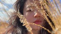 10 Potret Cantik Liu Yifei Pemeran Mulan di Kehidupan Sehari-hari
