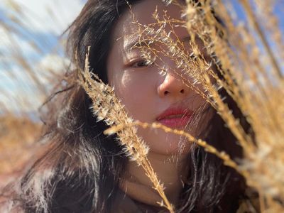 10 Potret Cantik Liu Yifei Pemeran Mulan di Kehidupan Sehari-hari
