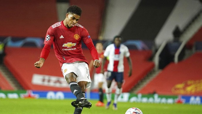 Manchester Uniteds Marcus Rashford scores the equalizer, his sides first goal during a Group H Champions League soccer match between Manchester United and Paris Saint Germain at the Old Trafford stadium in Manchester, England, Wednesday, Dec. 2, 2020. (AP Photo/Dave Thompson)