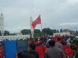 Milad GAM, Massa Sempat Kibarkan Bendera Bulan Bintang di Masjid Baiturrahman