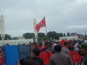 Milad GAM, Massa Sempat Kibarkan Bendera Bulan Bintang di Masjid Baiturrahman Milad GAM, Massa Sempat Kibarkan Bendera Bulan Bintang di Masjid Baiturrahman