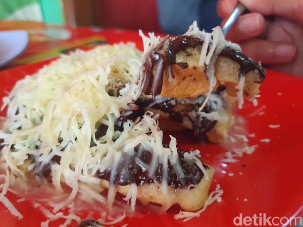 Empuk Lembut Pancong Buatan Mang Kumis dan H. Dadang di Depok