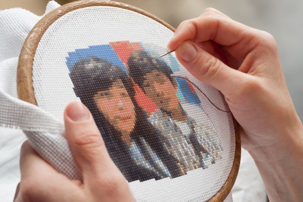 Menyulam pada sebuah kain