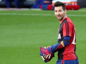 Sergino Dest: Bertahanlah Setahun Lagi, Messi