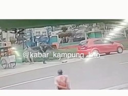 Miris! Pengendara Mobil Ini Tendang Pedagang Bakso