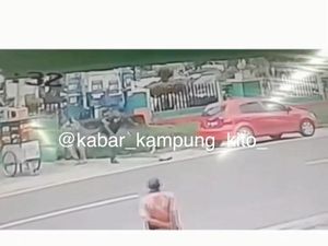 Miris! Pengendara Mobil Ini Tendang Pedagang Bakso Miris! Pengendara Mobil Ini Tendang Pedagang Bakso