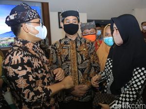 Momen Haru Bupati Anas Berpamitan ke Guru PAUD/TK