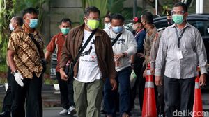 Momen Rombongan Bupati Banggai Laut Wenny Bukamo Tiba di KPK