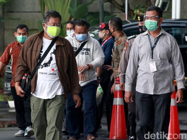 Momen Rombongan Bupati Banggai Laut Wenny Bukamo Tiba di KPK