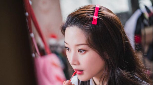 Moon Gayoung Moon Gayoung akting di serial True Beauty.