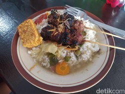 Nikmatnya Sate Daging Sapi di Sidoarjo, Digigit Langsung Ambyar