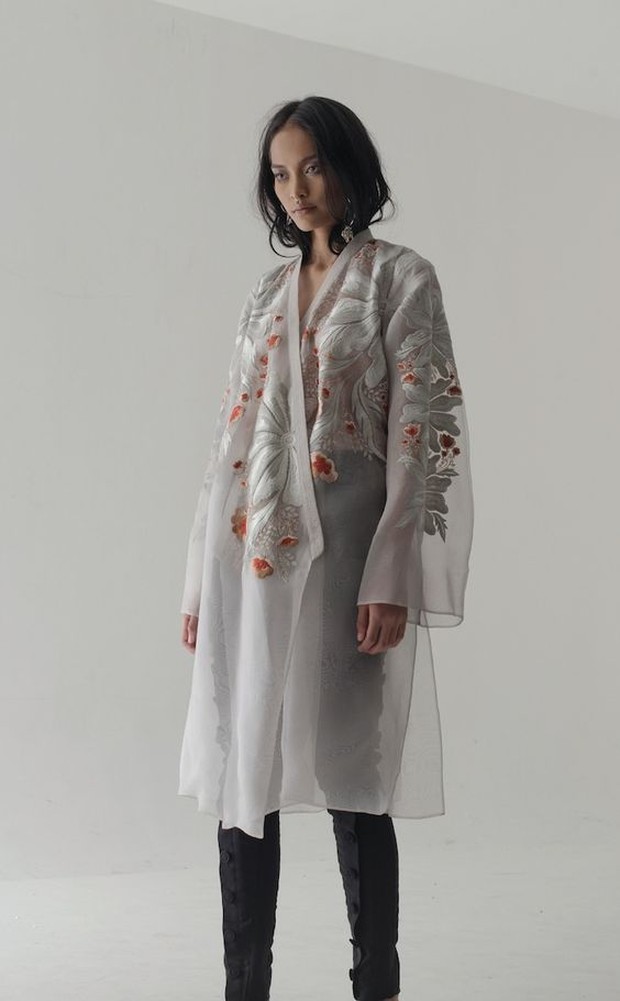 Organza outer bisa jadi pilihan OOTD mu