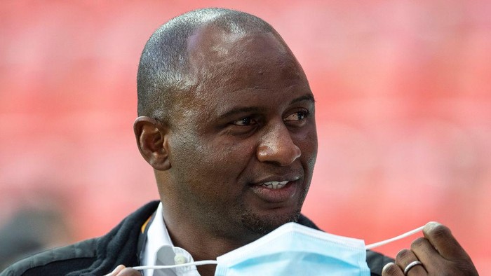 LEVERKUSEN, GERMANY - OCTOBER 22: Manager Patrick Vieira of OGC Nice holds up his face mask ahead of the UEFA Europa League Group C stage match between Bayer 04 Leverkusen and OGC Nice at BayArena on October 22, 2020 in Leverkusen, Germany. (Photo by Marius Becker - Pool/Getty Images)