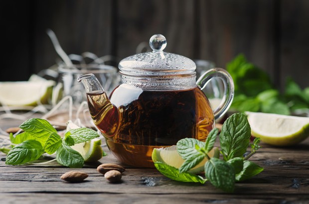 Ketika kamu merasa terlalu banyak makan, cobalah minum teh peppermint dengan begitu akan membantu pencernaan.