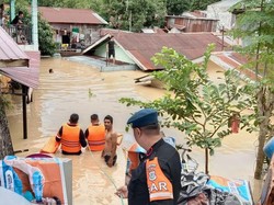 Banjir Medan Seatap Rumah, Brimob Turunkan Tim Evakuasi Warga