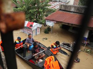 Evakuasi 2 Warga Medan yang Terjebak Banjir di Atap Rumah