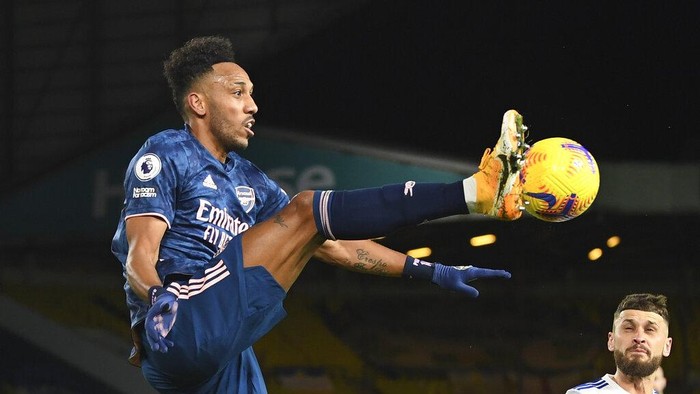 Arsenals Pierre-Emerick Aubameyang jumps to control the ball during an English Premier League soccer match between Leeds United and Arsenal at Elland Road Stadium in Leeds, England, Sunday Nov. 22, 2020. (Michael Regan/Pool Via AP)