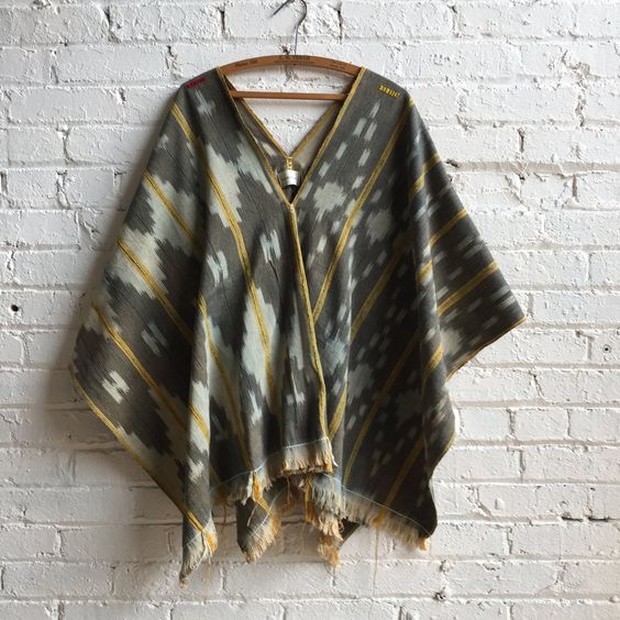 Poncho outer bisa jadi pilihan OOTD mu