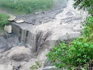 Potret Aliran Lahar Dingin Gunung Semeru Potret Aliran Lahar Dingin Gunung Semeru