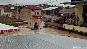 Potret Banjir Seatap Rumah di Medan
