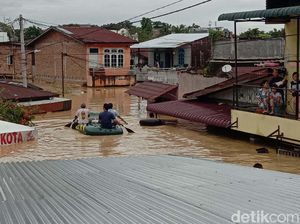 Potret Banjir Seatap Rumah di Medan