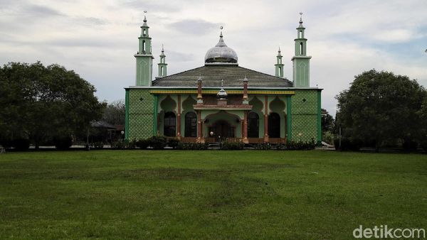 Mengunjungi Masjid Terbesar di Pulau Rupat