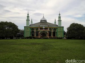 Mengunjungi Masjid Terbesar di Pulau Rupat