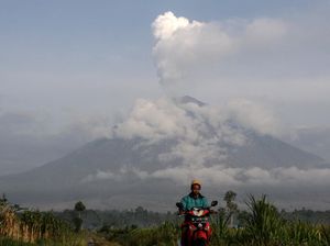 Waspada! Gunung Semeru Masih Aktif Keluarkan Awan Panas Waspada! Gunung Semeru Masih Aktif Keluarkan Awan Panas