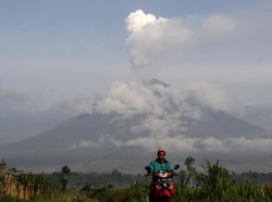 Waspada! Gunung Semeru Masih Aktif Keluarkan Awan Panas
