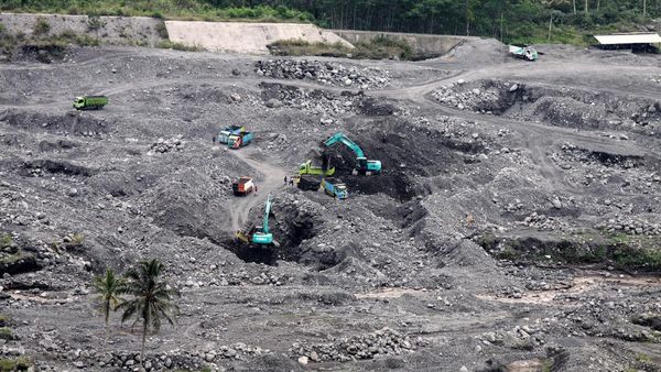 Potret Penambangan Pasir di Aliran Gunung Semeru