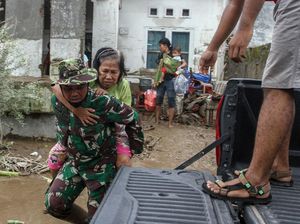 Relawan-TNI Evakuasi Warga Terdampak Banjir Medan