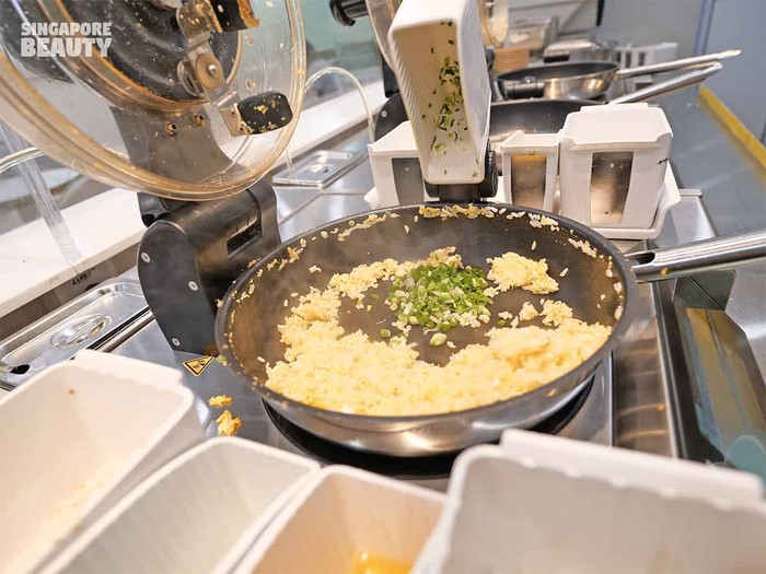 Robot Ini Sajikan Nasi Goreng dan Bubur di Resto Singapura