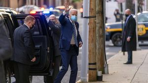 Foto: Joe Biden Pakai Sepatu Beda Sebelah, Gayanya Jadi Sorotan