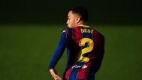 Sergino Dest, bek sayap kanan ini siap dilepas Barcelona seharga 18 juta Euro atau setara Rp 275 miliar (Getty Images/David Ramos)