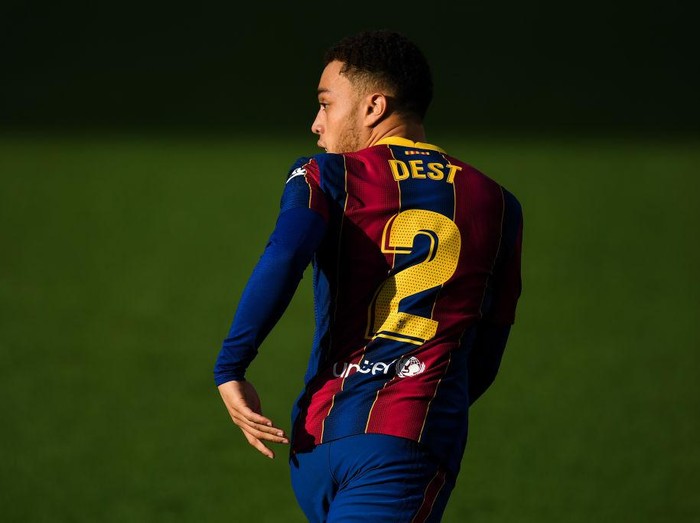 BARCELONA, SPAIN - NOVEMBER 29: Sergiño Dest of FC Barcelona looks on during the La Liga Santader match between FC Barcelona and C.A. Osasuna at Camp Nou on November 29, 2020 in Barcelona, Spain. (Photo by David Ramos/Getty Images)