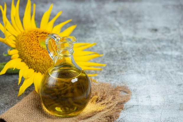 Sunflower Oil/freepik.com Minyak bunga matahari memiliki titik asap yang tinggi sehingga menjadi pilihan yang bagus untuk tekstur yang lebih tebal.