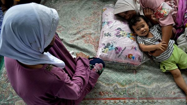 Warga Mengungsi Akibat Longsor di Garut