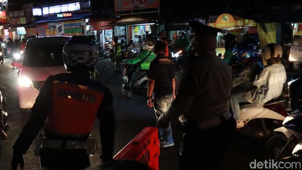 Terapkan PSBB Proporsional, Jalan Dipatiukur Bandung Ditutup