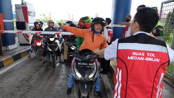 Imbas Banjir, Pemotor Nekat Terobos Tol Medan-Binjai