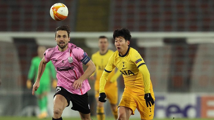 LINZ, AUSTRIA - DECEMBER 03: Son Heung-Min of Tottenham Hotspur is challenged by James Holland of LASK during the UEFA Europa League Group J stage match between LASK and Tottenham Hotspur at Linzer Stadion on December 03, 2020 in Linz, Austria. Sporting stadiums around Austria remain under strict restrictions due to the Coronavirus Pandemic as Government social distancing laws prohibit fans inside venues resulting in games being played behind closed doors. (Photo by Alexander Hassenstein/Getty Images)