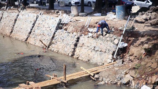 Turap Kali Baru di Lenteng Agung Diperbaiki