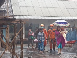 Puluhan Warga Dievakuasi Saat Sungai di Kaki Gunung Semeru Banjir Lahar Dingin